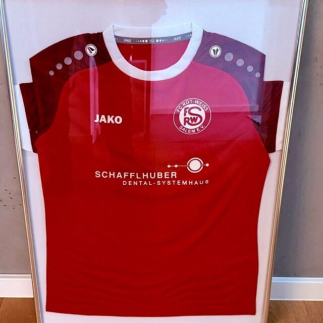 Wir wünschen dem Fußball-Nachwuchs der E2 und E3 von Rot-Weiß-Salem ganz viel Spaß mit den neuen Trikots und hoffen, dass sie ganz viele Tore schießen. Bei uns wird es in jedem Fall einen Ehrenplatz bekommen.

#Dentalsystemhaus #Schafflhuber #RotWeissSalem #Jugendfussball #Nachwuchskicker #UnterstuetzungvorOrt