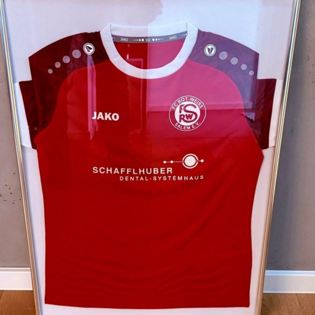 Wir wünschen dem Fußball-Nachwuchs der E2 und E3 von Rot-Weiß-Salem ganz viel Spaß mit den neuen Trikots und hoffen, dass sie ganz viele Tore schießen. Bei uns wird es in jedem Fall einen Ehrenplatz bekommen.

#Dentalsystemhaus #Schafflhuber #RotWeissSalem #Jugendfussball #Nachwuchskicker #UnterstuetzungvorOrt